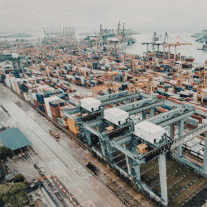 What is a neutral freight forwarder? A neutral freight forwarder is a logistics provider that does not own its own fleet of ships, trucks, or aircraft. It acts as an intermediary, selecting the best combination of carriers and routes based on cost, transit time, and service quality. This neutrality offers flexibility, cost savings, and quicker adaptation to supply chain disruptions.