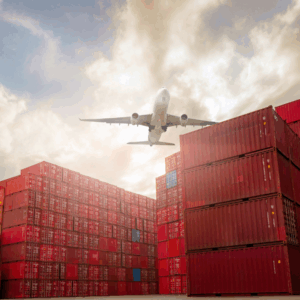 A neutral freight forwarder acts as an intermediary between the shipper and the various links in international transportation, without being tied to a specific logistics provider