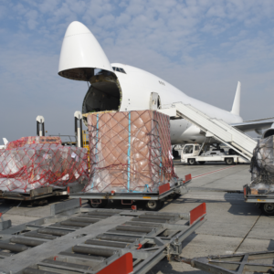 Airlines, freight forwarders, and freight companies face increasing pressure to implement cleaner energy models, operate more efficient aircraft, apply environmentally optimized routing algorithms, and measure carbon footprints throughout the entire logistics chain.